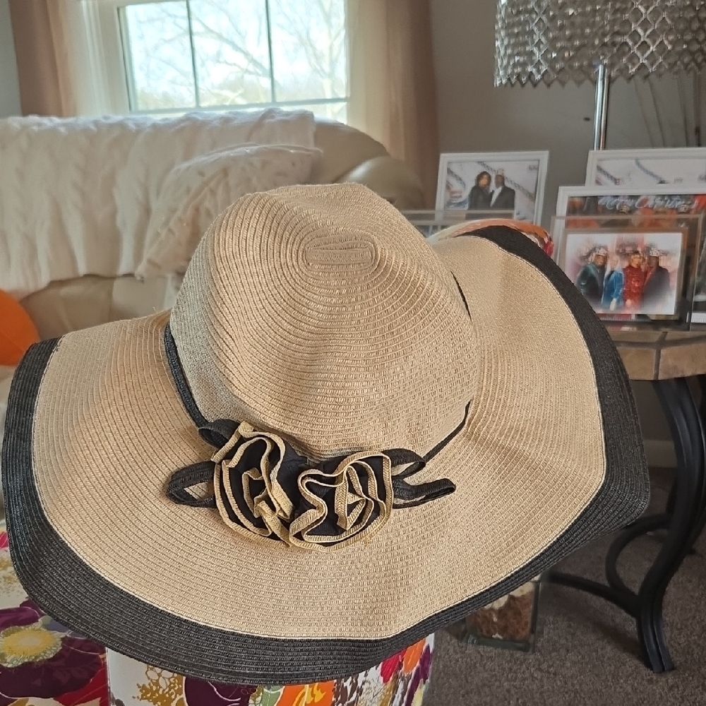 Milani Beige Straw Sun Hat with Black Trim and Floral Detail 🤎